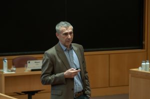 Miguel Urus presentando