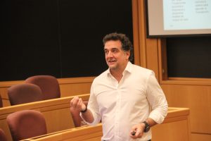 Ignacio Aquino exponiendo